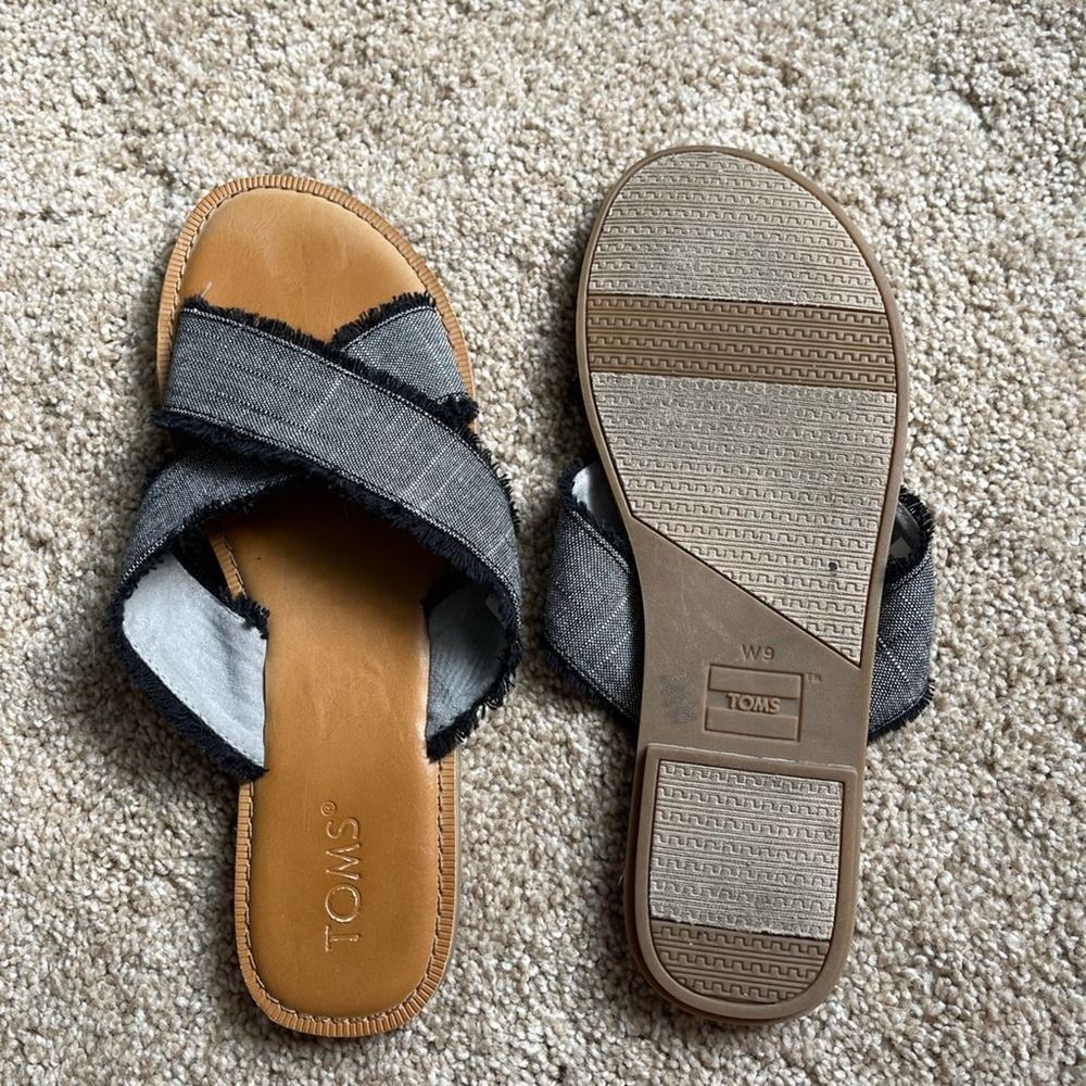 TOMS VIV Criss Cross Slides - Picture 7 of 8